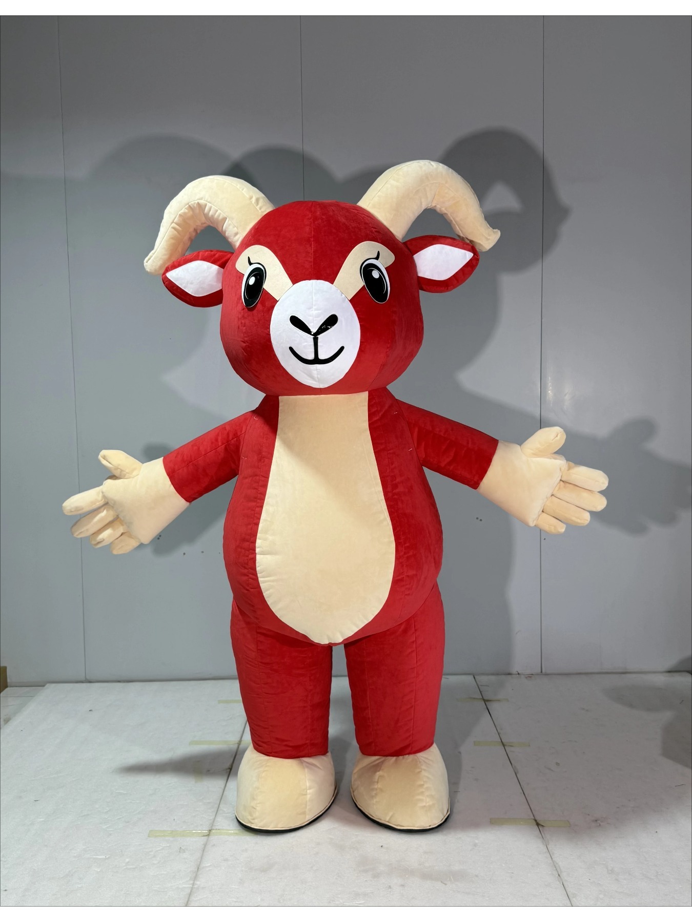 空気で膨らませるタイプの赤いヤギの着ぐるみ。大人用。漫画のキ - Costumes のレビューと価格