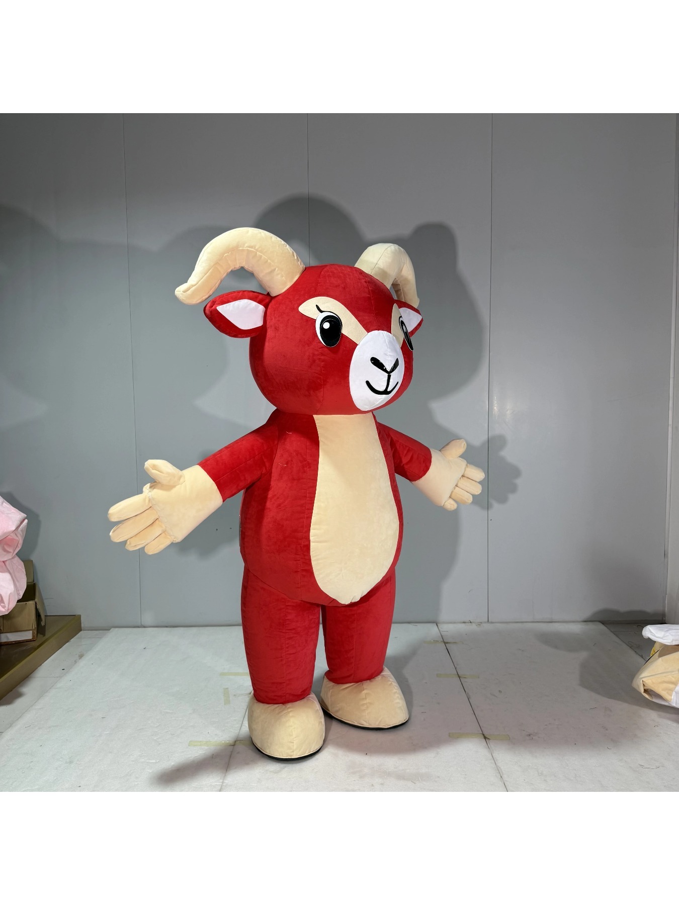 空気で膨らませるタイプの赤いヤギの着ぐるみ。大人用。漫画のキ - Costumes のレビューと価格